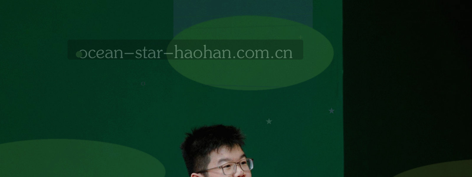 球场边线与网格结构形成的抽象几何纹理，冷色调，无文字与人物